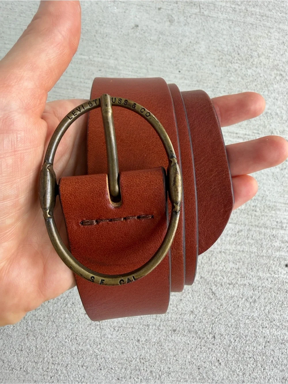 Levi’s Full Grain Leather Belt Size 40 Brown Oval Brass Buckle Made in Mexico 47